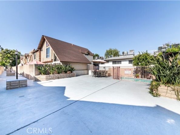 18631 Collins Street 10, Tarzana (los Angeles) CA 91356