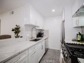 5700 Etiwanda Avenue 102, Tarzana (los Angeles) CA 91356