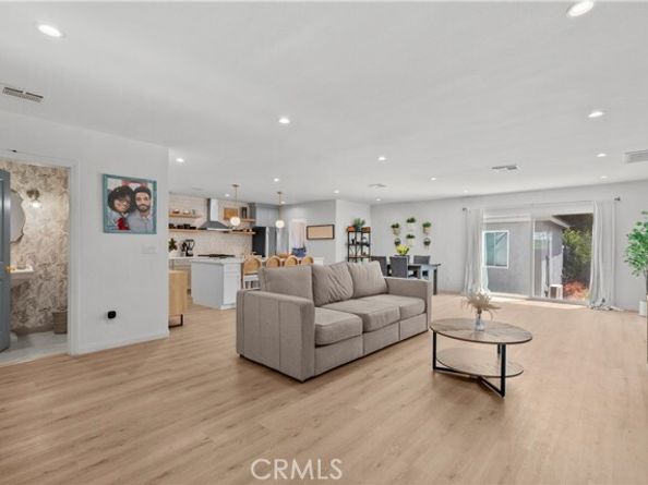 8054 Cedros, Panorama City (los Angeles) CA 91402