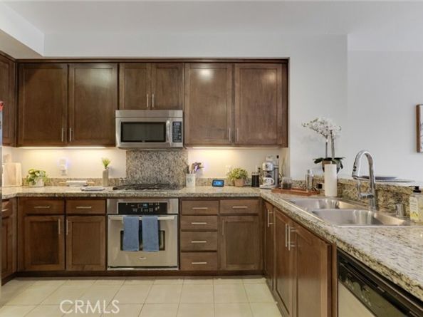 21301 Erwin Street 228, Woodland Hills (los Angeles) CA 91367