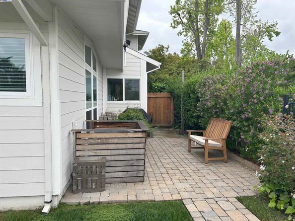 588 E Angela St, Pleasanton CA 94566