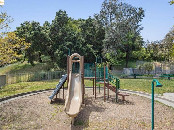 635 Canyon Oaks Dr B, Oakland CA 94605