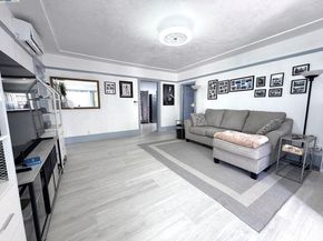 867 Prospect Ave, Oakland CA 94610