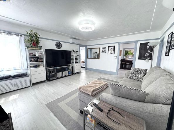 867 Prospect Ave, Oakland CA 94610