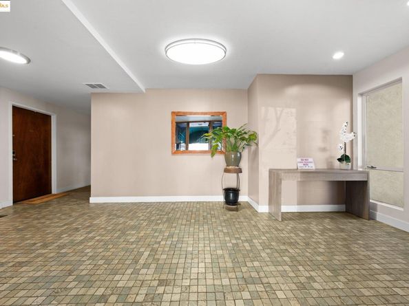 127 Bayo Vista 108, Oakland CA 94611