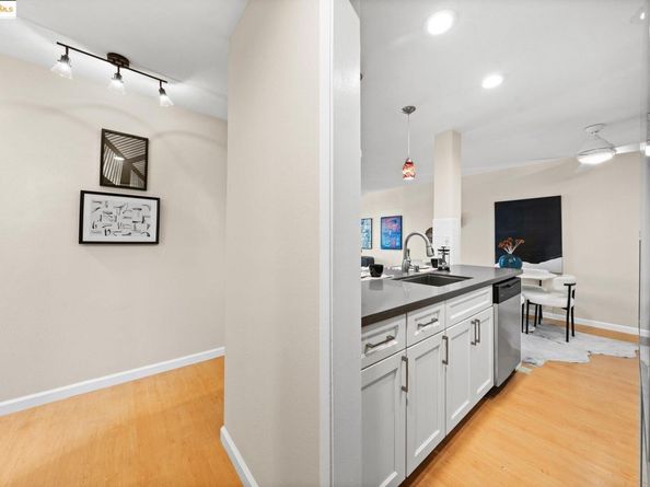 127 Bayo Vista 108, Oakland CA 94611