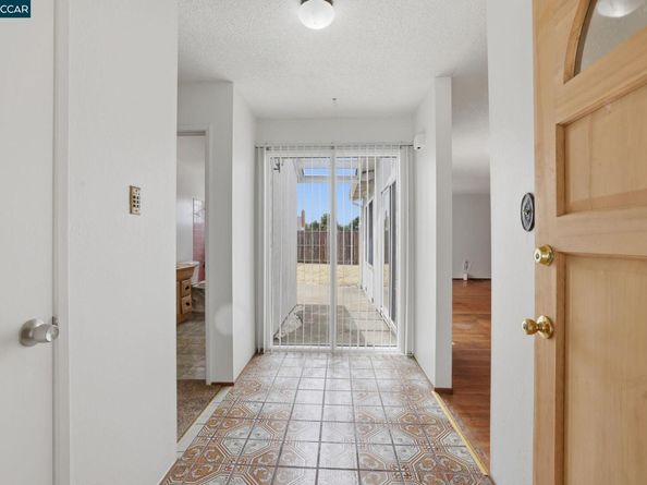 939 Tara Hills Dr, Pinole CA 94564