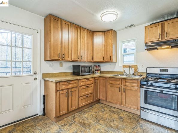 874 Pine ST, Oakland CA 94607