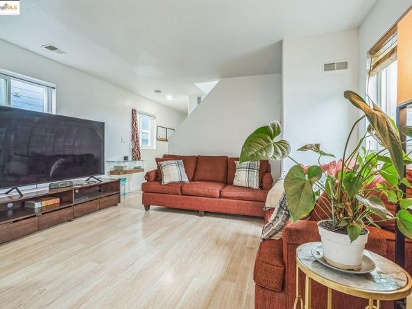 874 Pine ST, Oakland CA 94607