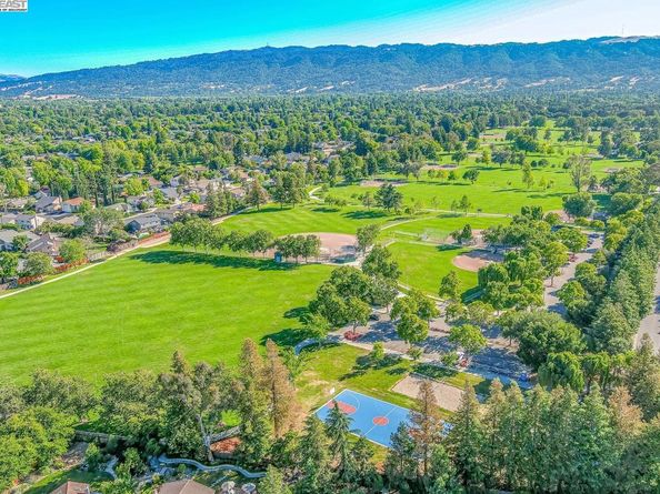 297 Del Valle Ct, Pleasanton CA 94566