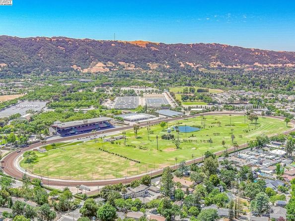 297 Del Valle Ct, Pleasanton CA 94566