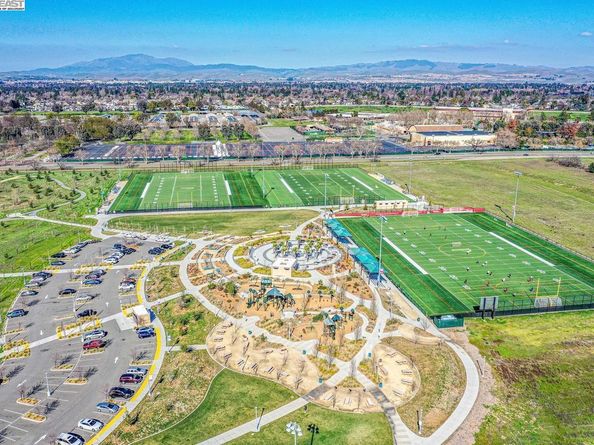 297 Del Valle Ct, Pleasanton CA 94566