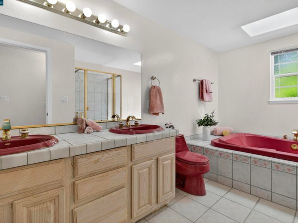 1 Vista Del Moraga, Orinda CA 94563