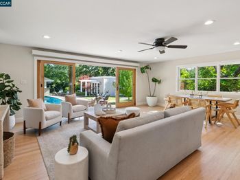 1912 Vicki Ln