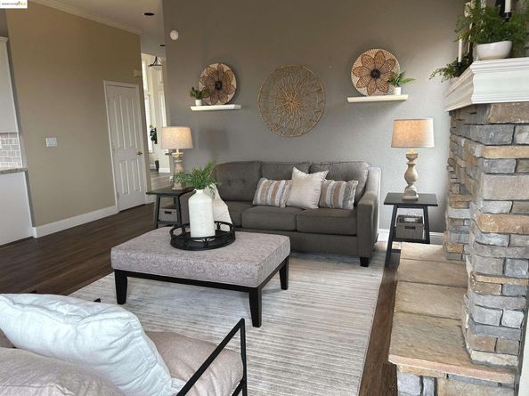 8040 Kelok Way, Clayton CA 94517