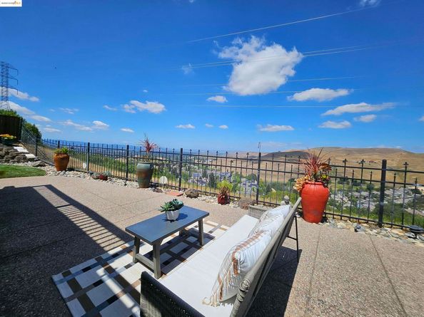 8040 Kelok Way, Clayton CA 94517