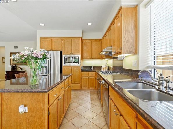 250 Bridgewater Rd, Hayward CA 94544