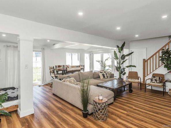 38 Fireplace Lane, Hicksville NY 11801