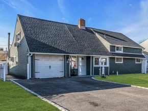 38 Fireplace Lane, Hicksville NY 11801