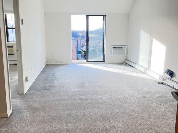 66-07 242nd Street 13E, Douglaston NY 11362