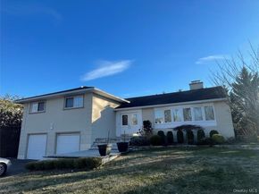 1 Peppermill Road, Roslyn NY 11576