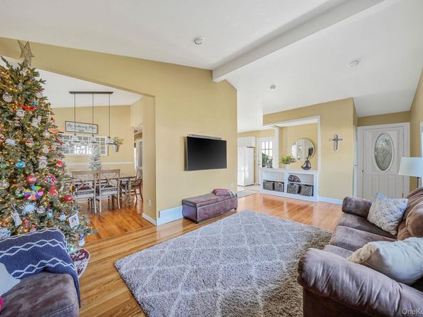 15 Penn Drive, Smithtown NY 11787