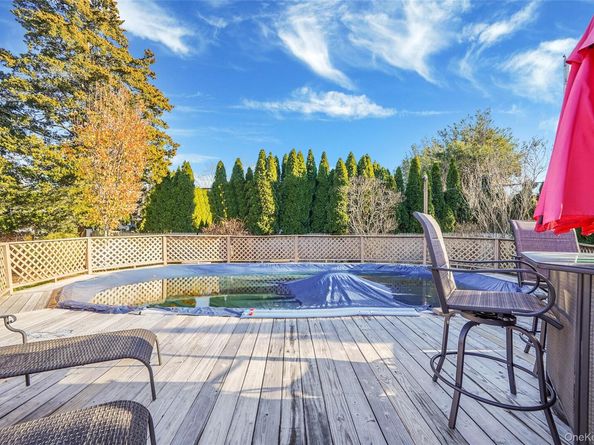 15 Penn Drive, Smithtown NY 11787