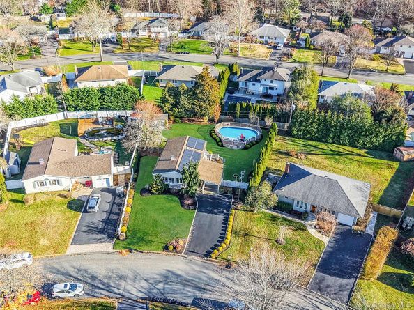 15 Penn Drive, Smithtown NY 11787