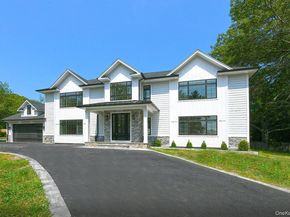 11 Edcris Lane, Huntington NY 11743