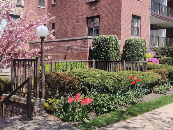 15 HILL PARK Avenue 1L, Great Neck Plaza NY 11021