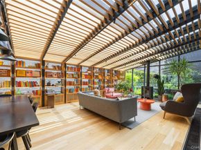 547 W 47th Street 509, New York (Manhattan) NY 10036