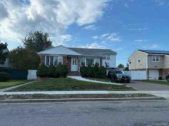 101 Hillary Lane, Westbury NY 11590