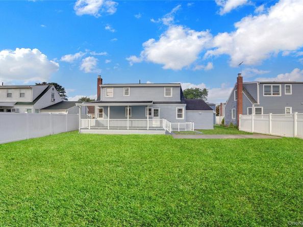 15 Cornwall Lane, Hicksville NY 11801