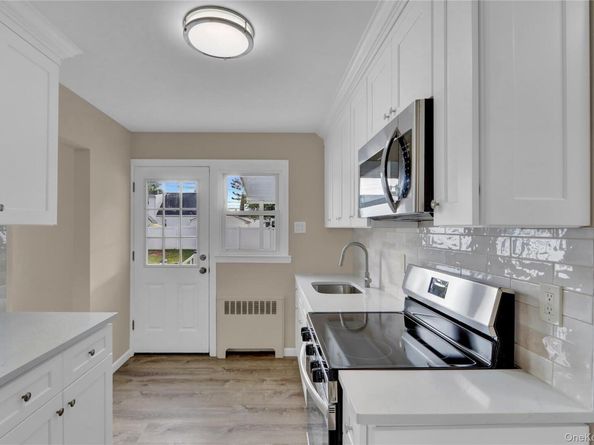 15 Cornwall Lane, Hicksville NY 11801