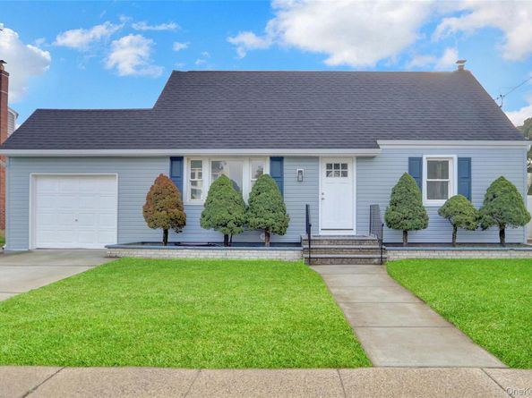 15 Cornwall Lane, Hicksville NY 11801