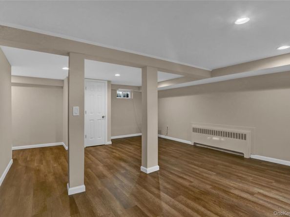 15 Cornwall Lane, Hicksville NY 11801