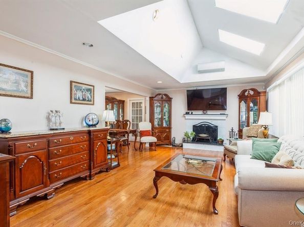 77 Duck Pond Road, Glen Cove NY 11542