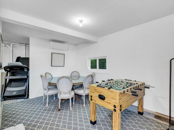 291 E Montauk Highway, Hampton Bays NY 11946