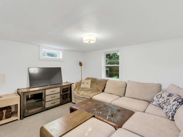 291 E Montauk Highway, Hampton Bays NY 11946
