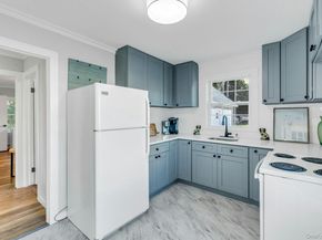291 E Montauk Highway, Hampton Bays NY 11946