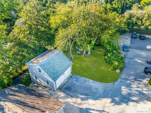 291 E Montauk Highway, Hampton Bays NY 11946
