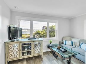 291 E Montauk Highway, Hampton Bays NY 11946