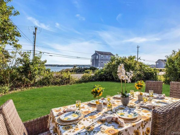 291 E Montauk Highway, Hampton Bays NY 11946