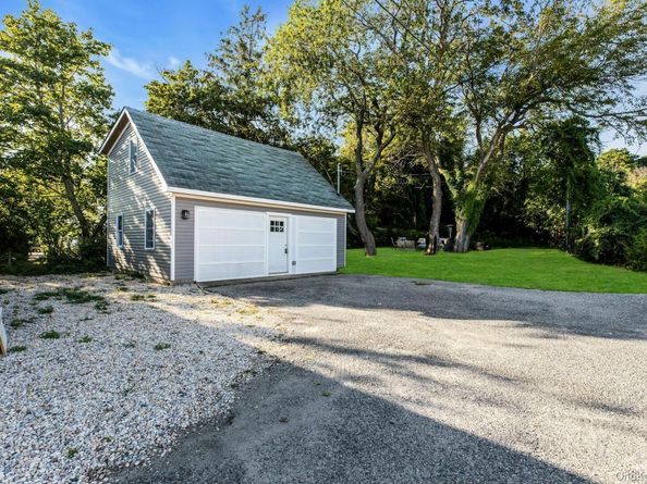 291 E Montauk Highway, Hampton Bays NY 11946