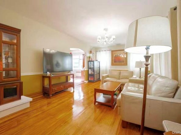 636 S 13th Street, New Hyde Park NY 11040