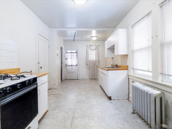 2848 Woods Avenue, Oceanside NY 11572