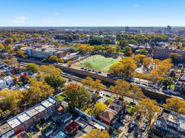 164-37 Grand Central Parkway, Hillcrest (Queens) NY 11432