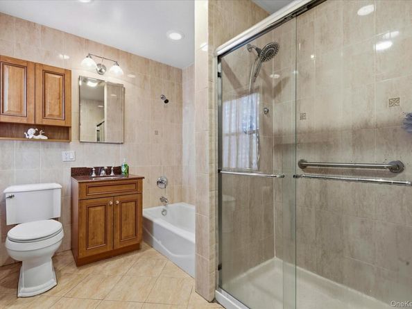 164-37 Grand Central Parkway, Hillcrest (Queens) NY 11432