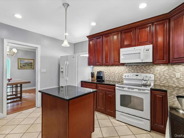 164-37 Grand Central Parkway, Hillcrest (Queens) NY 11432