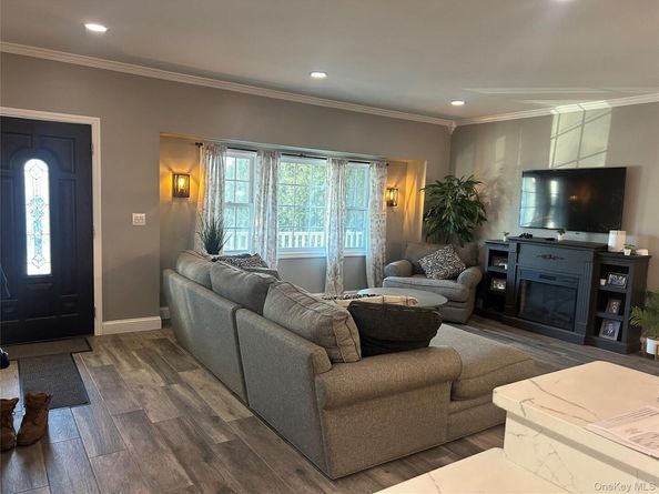 313 Lexington Avenue, West Babylon NY 11704
